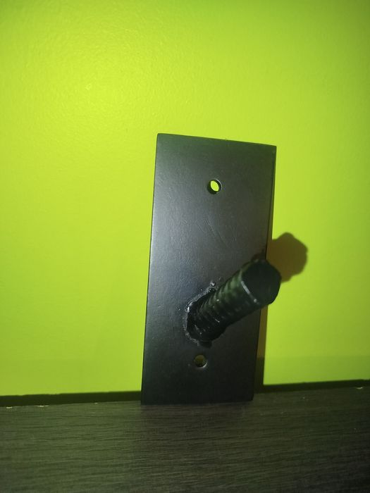 Metalowy wieszak ścienny – spawany, bardzo solidny (garaż / moto / war