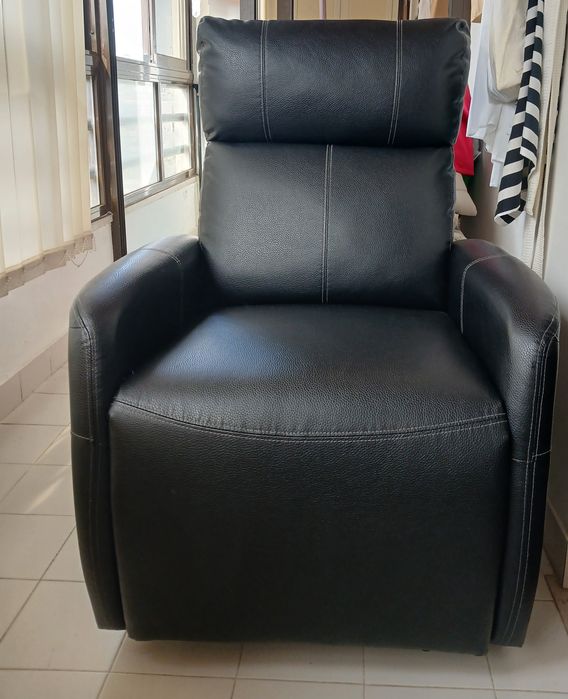 Vendo cadeirão pouco uso articulado .