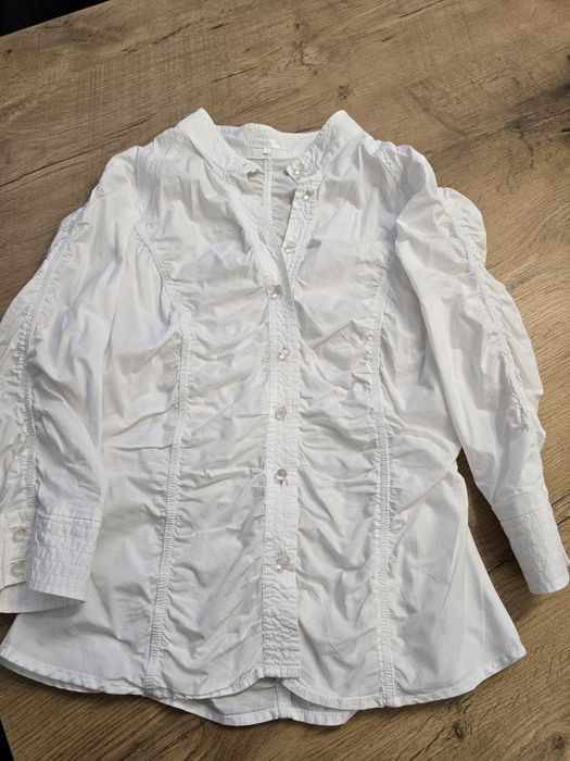 Biala koszula z marszczeniami