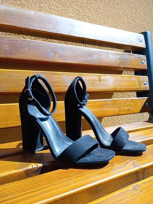 Czarne buty sandałki na słupku