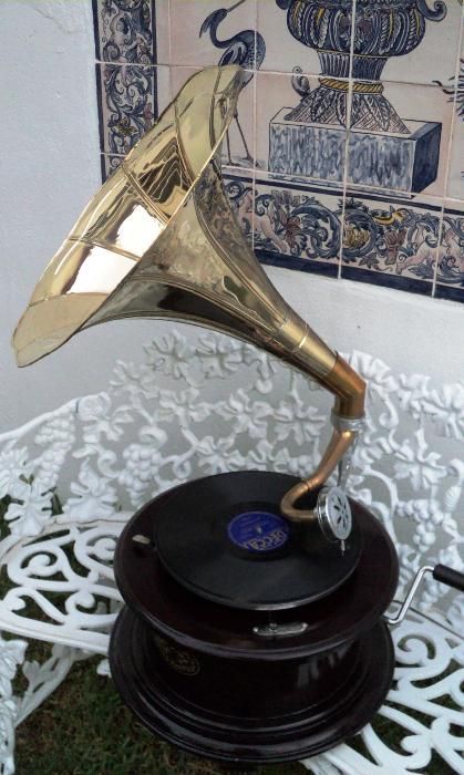 Record player with bell, gramophone64575276386433120