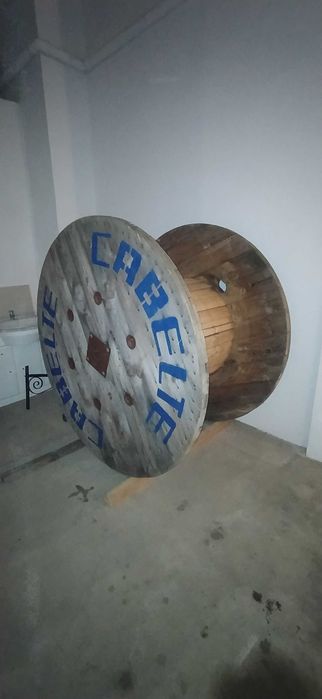 Vendo bobina da Cabelte com 1,8m de diâmetro.