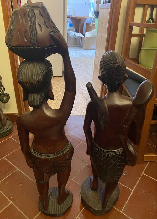 Conjunto de estátuas em madeira