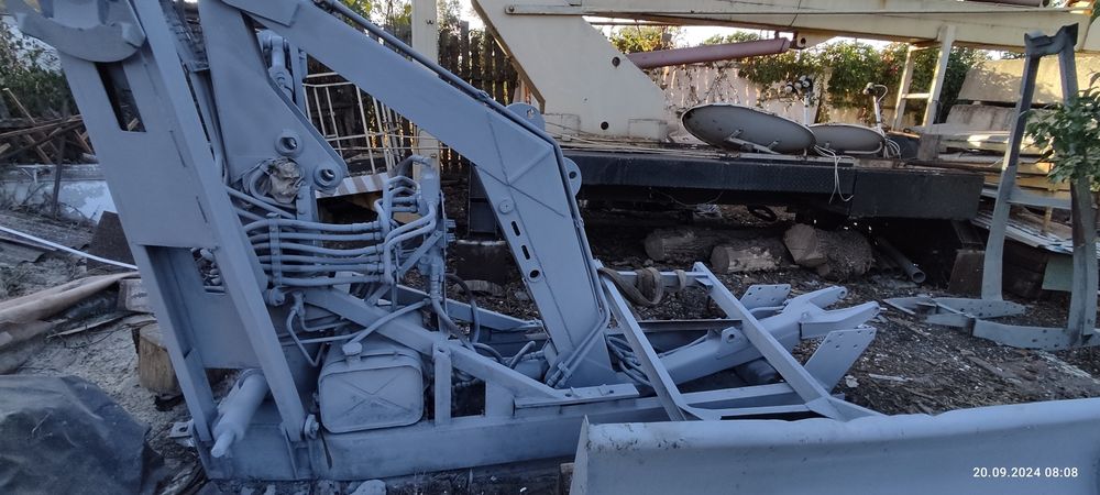 Продам маніпулятор-навантажувач + ковші