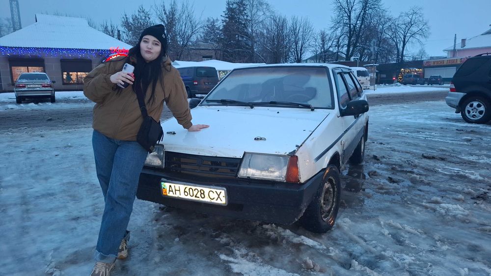 Продам ВАЗ 2109 1987
Двигун 1.3 газ/бензин 2го покоління 
МКПП 5 ступка
Приборна панель з ваз 2110
Центральний замок
Передні склопідйомники
Багажник відкривається з кнопки.
Зпаска + ключ
По машині було багато чого зроблено: новий карбюратор солекс, новий стартер, нові тормозні диски і колодки. Новий ремінь ГРМ 
Охайний салон. 
Торг біля капоту. 
40000 грн. 
Телефонуйте або пишіть в будь який час.
Машина знаходиться в Шевченковому. Хто реально зацікавлений, можу приїхати сам і показати.