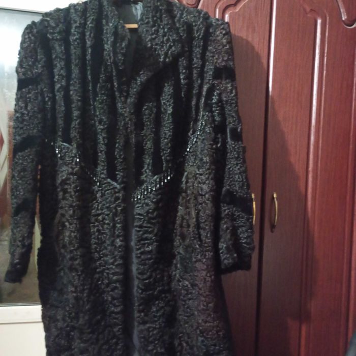 Каракулевая шуба продаю