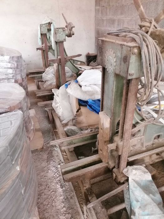 Maquinas de uma serração e de uma fábrica têxtil