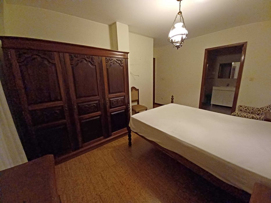 Mobília de quarto em madeira maciça