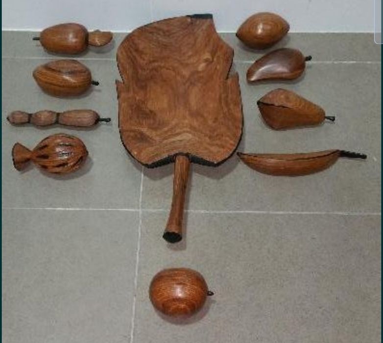 Fruteira de madeira com frutas