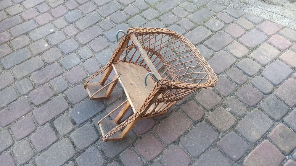 Koszyk wiklinowy  dla dzieci ma rower