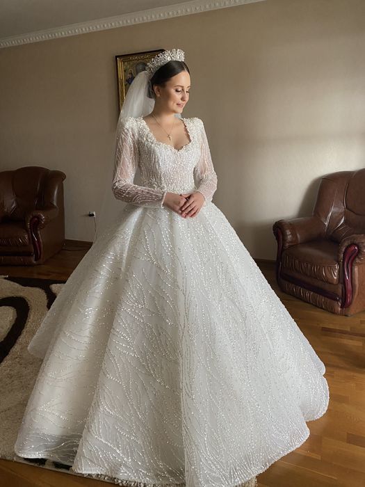 Весільна сукня та шлейф