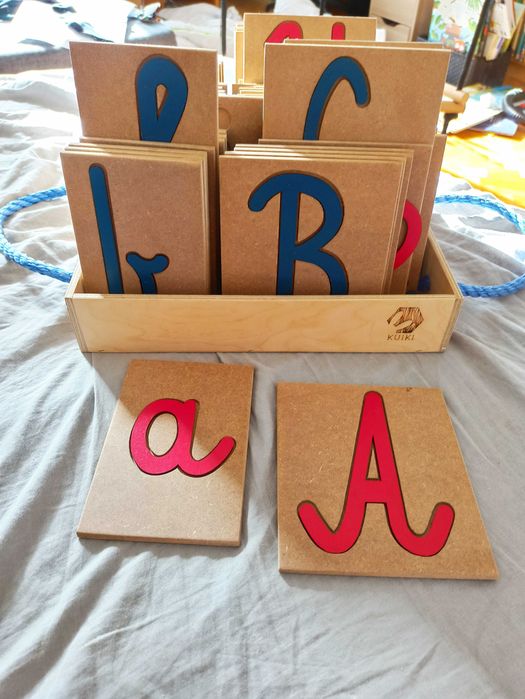 Drewniany alfabet montessori Kuiki, żłobiony, litery i tabliczki