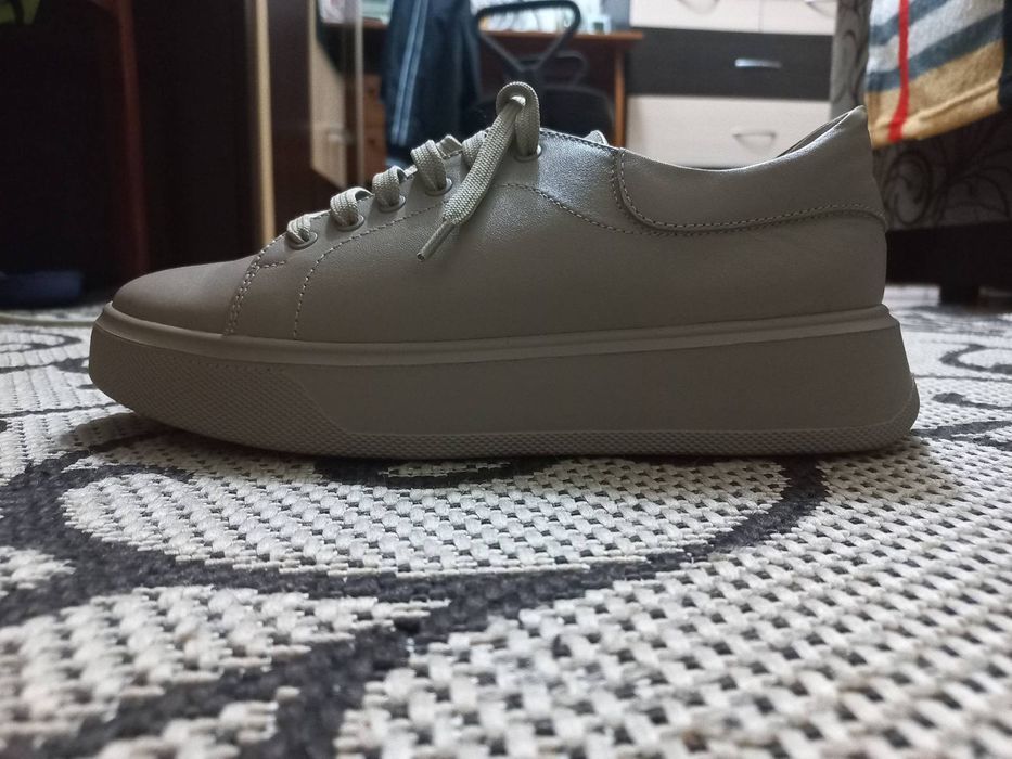 Шкіряні кросівки