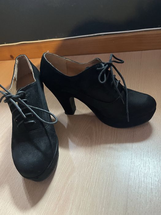 Sapato preto salto alto portes incluso