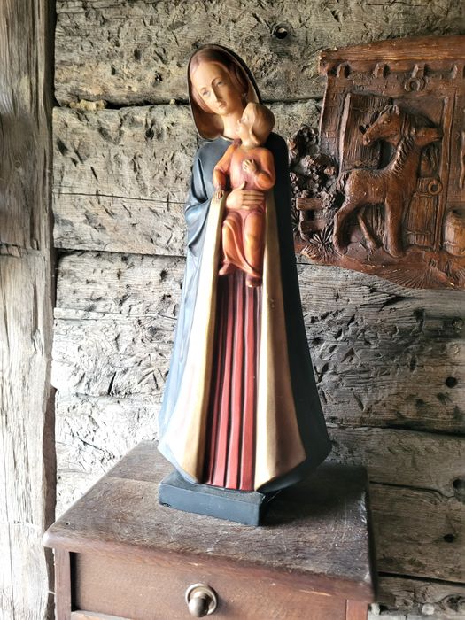 Piękna figura Matki Bożej Maryja z dzieciątkiem Jezus