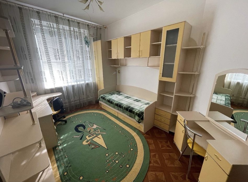 Здам чотирьох кімнатну квартиру/гараж