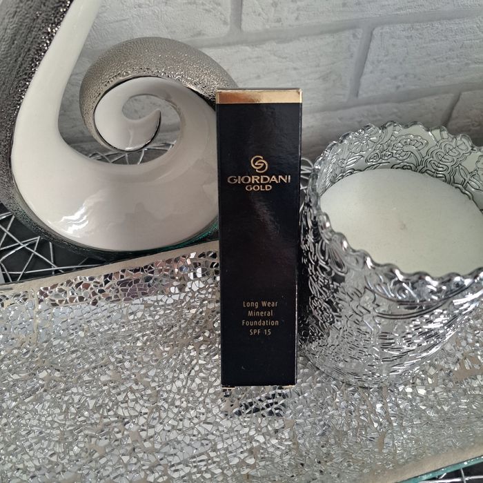 Podkład mineralny Giordani Gold Light Ivory Oriflame