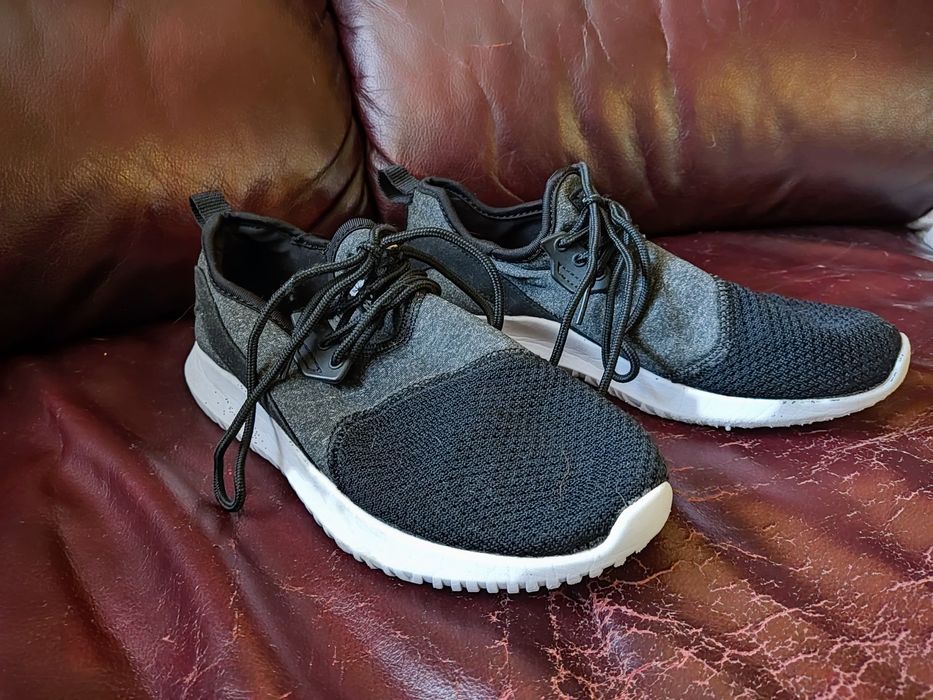 Продам зручні кросівки