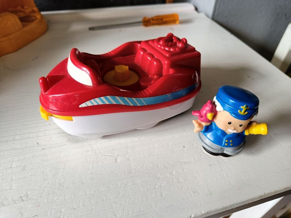 Motorówka kapitan little people statek samojezdny efekty figurka
