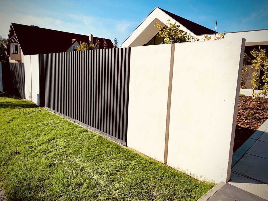 nowoczesne ogrodzenie grzebieniowe aluminiowe pionowe profile