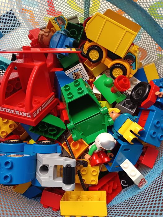 Cesto com blocos de construção tamanho grande