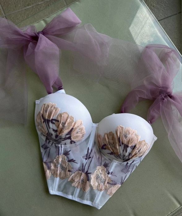 Cudny wiązany gorset