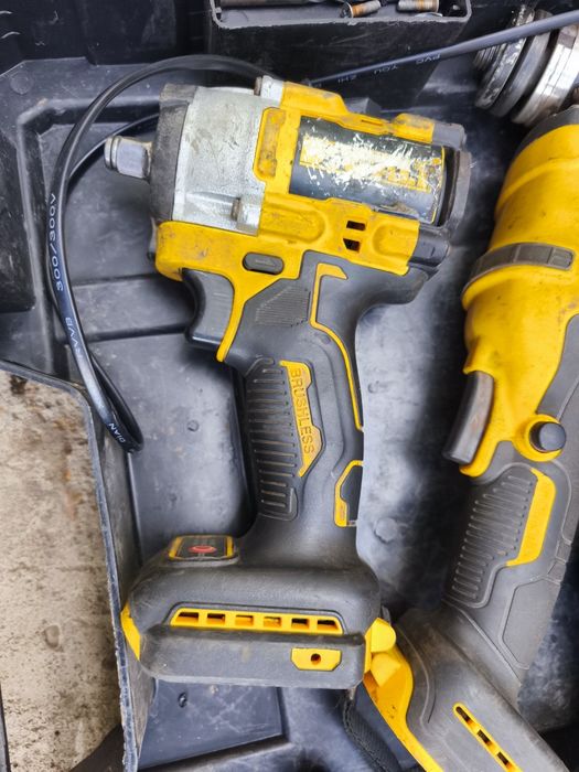 Б/У Набор аккумуляторного инструмента 4в1 в стиле  DeWalt гайковёрт,болгарка, шуруповёрт. 2 АКБ + зарядная станция