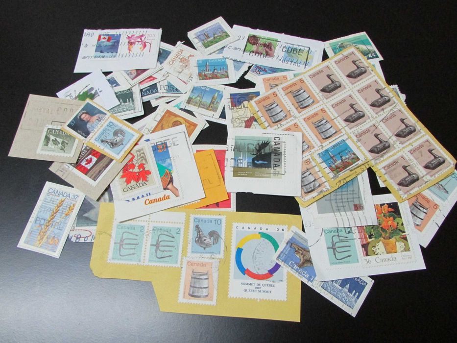 Filatelia: Lote 6 - Canadá, cerca 70 selos usados colados em papel