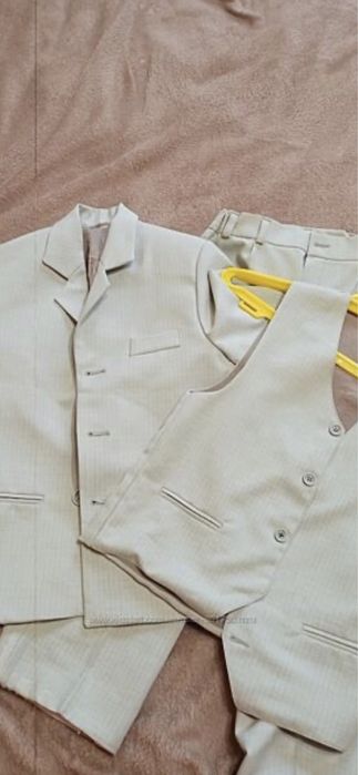 Нарядний костюм 3-ка 5-7 років