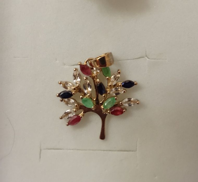 Pendente de prata banhado a ouro e pedras preciosas