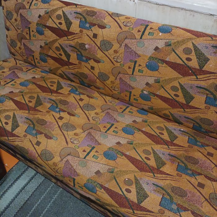 Диван,стіл- тумба,телевізор, меблі б.в.