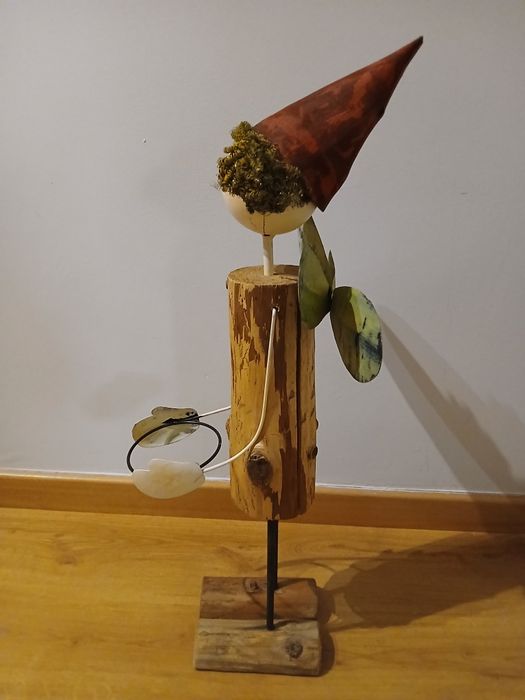 Boneca decorativa em metal e madeira