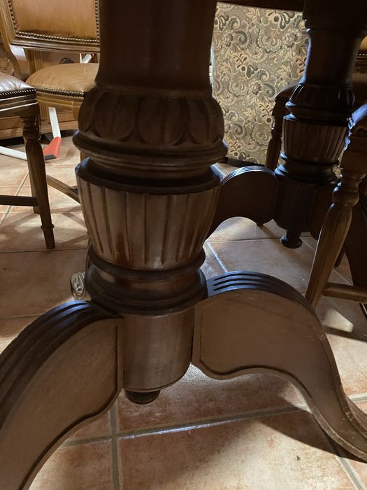 Mesa extensível em madeira maciça + 8 cadeiras