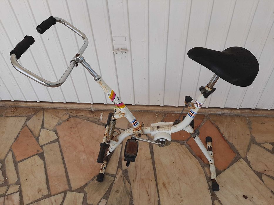 Bicicleta desportiva estatica a precisar restauro