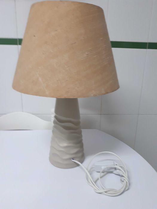 Candeeiro castanho de cerâmica e tecido