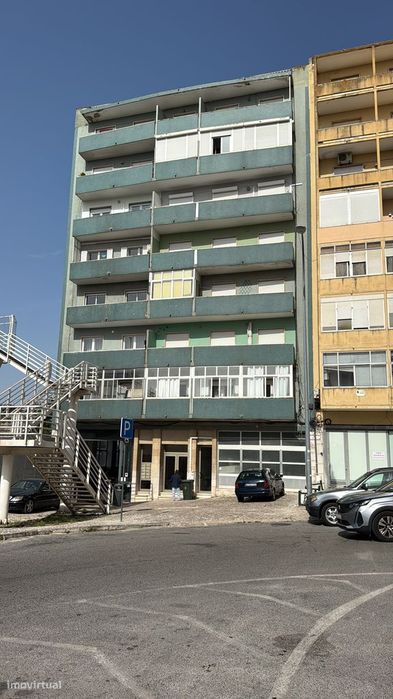 T3 7.º e último andar | Areeiro | Luz, vistas e remodelação integral