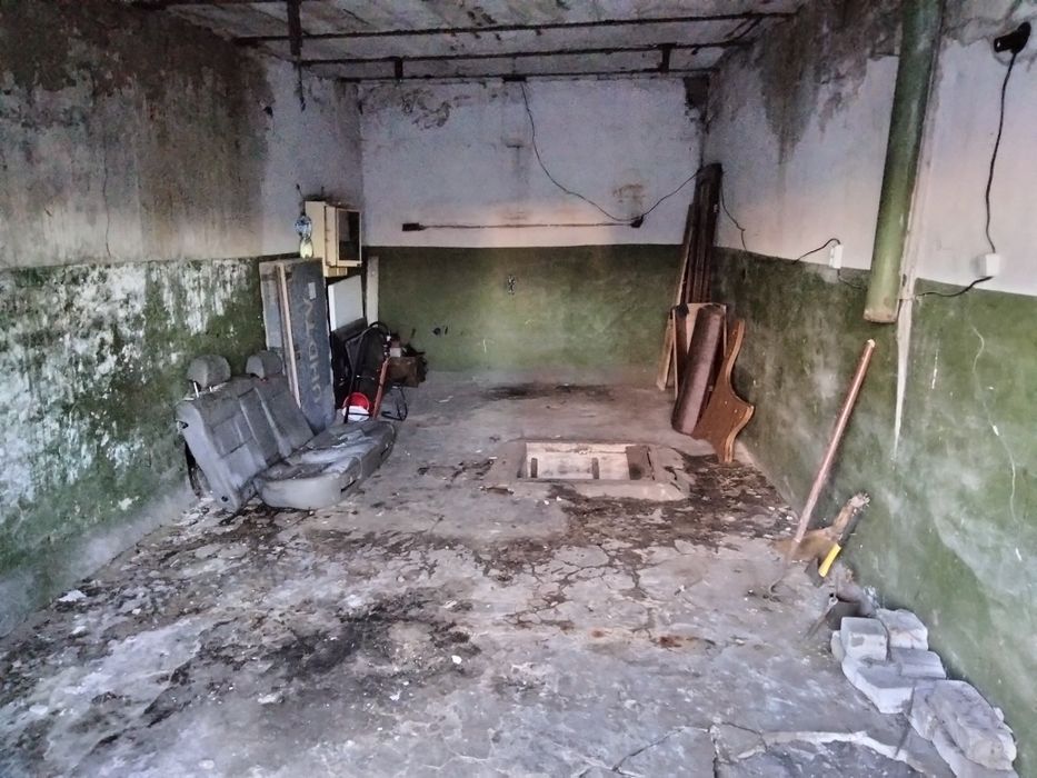 Продам гараж в районе поликлиники.