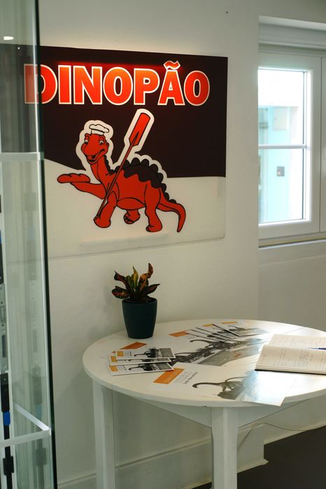 Placard "Dinopão", pastelaria histórica da Lourinhã, peça única