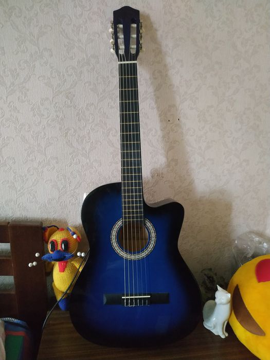 классическая гитара альмира шестиструнная +медиаторы, ключ, запасные с