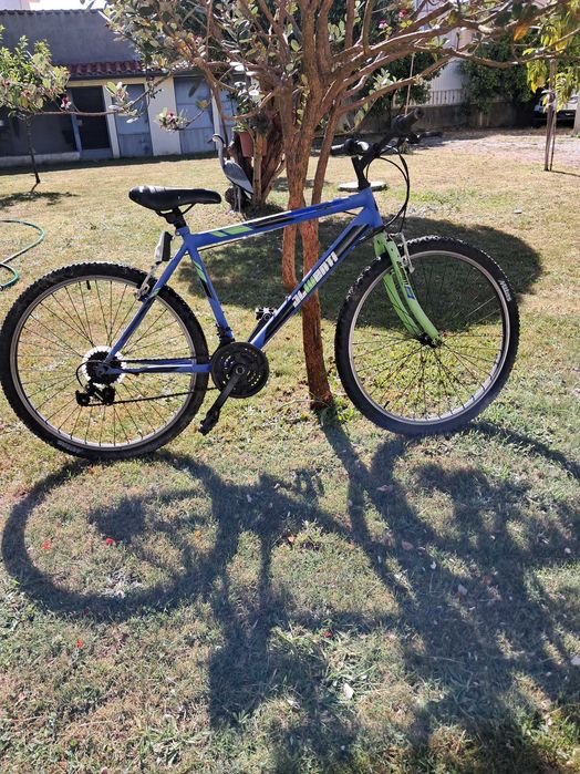 Vendo Bicicleta em muito bom estado e pronta "para as curvas"