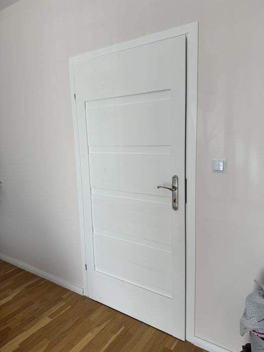 Drzwi wewnetrzne drewniane 90 i 80, biale. 5 sztuk, z oscieznicami stalymi!!