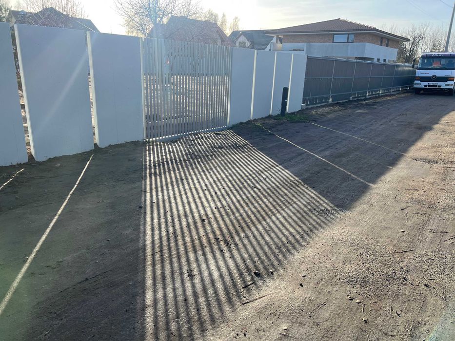 ogrodzenie grzebieniowe aluminiowe pionowe poziome mur betonowy L