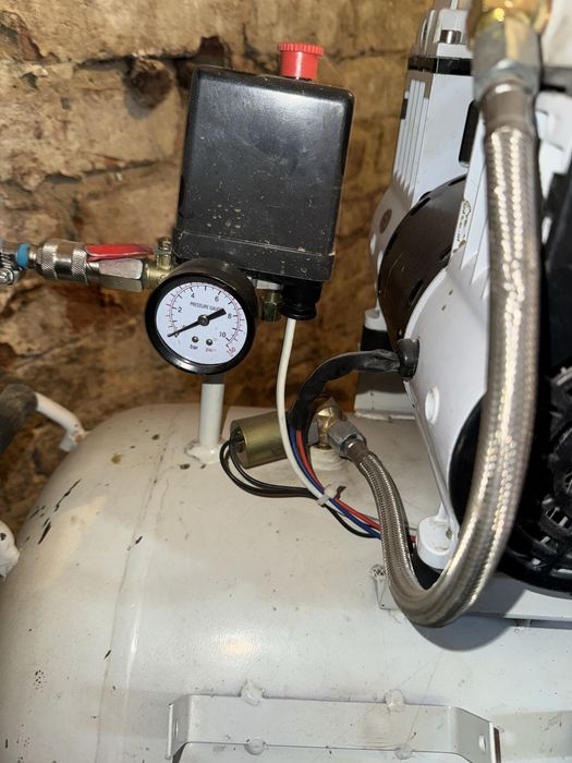 Конпресор безмасляный 900л мин 200 лит ресивер срочно