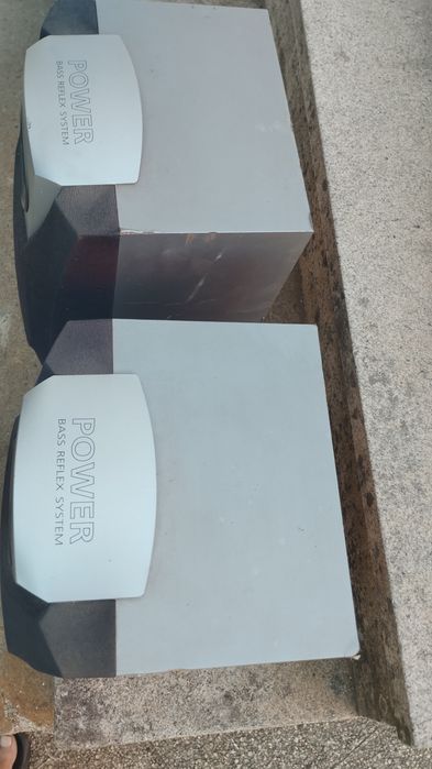 Colunas de som em bom estado