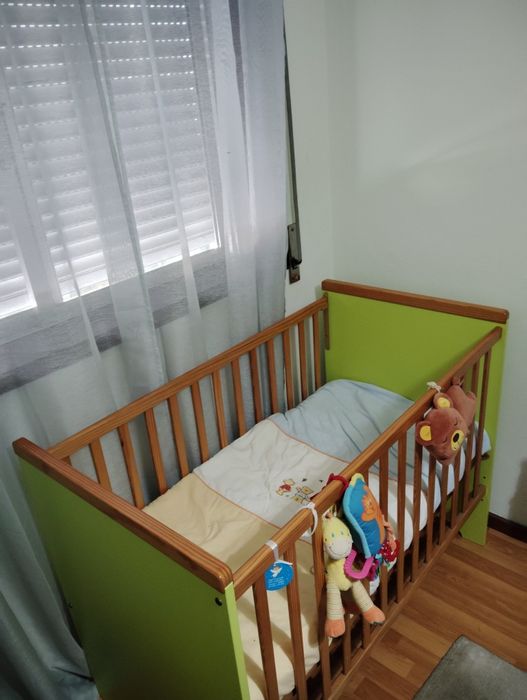 Cama de bebê verde
