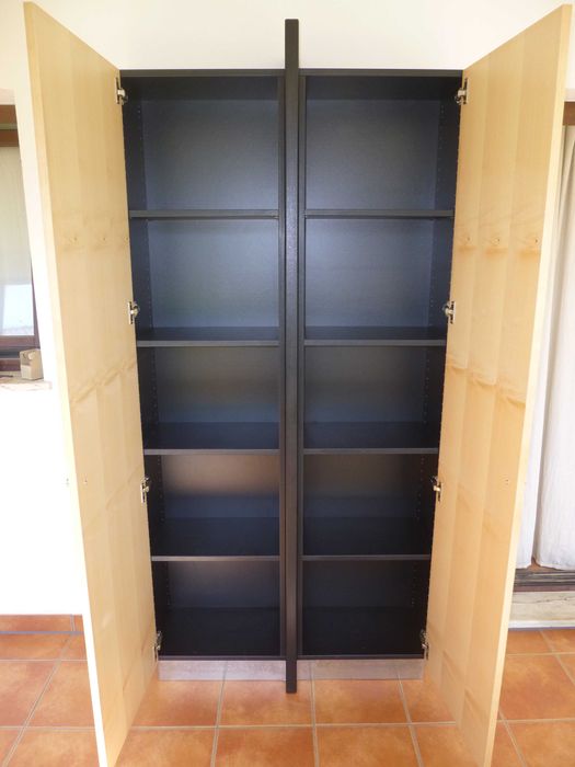 Armario artesanal em ácer/bordo,  105,5 cm  213 cm  34.5 cm