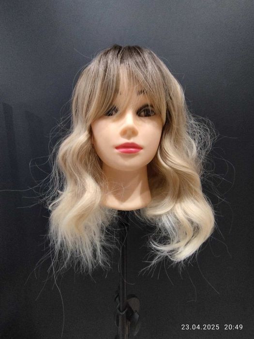 Peruka Oufei. Włosy półdługie falowane z grzywką. Kolor ombre blond