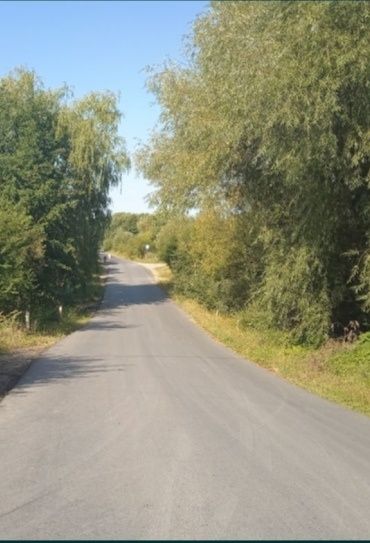 Продається земельна ділянка біля озера та ботанічного саду