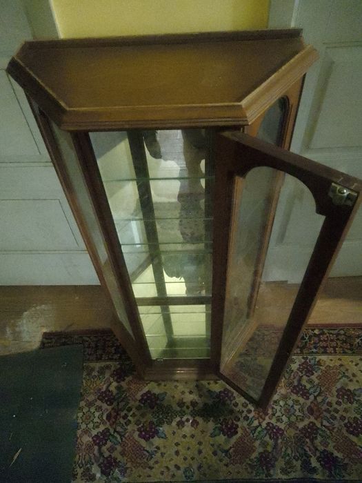 Vitrine com espelhos e prateleiras