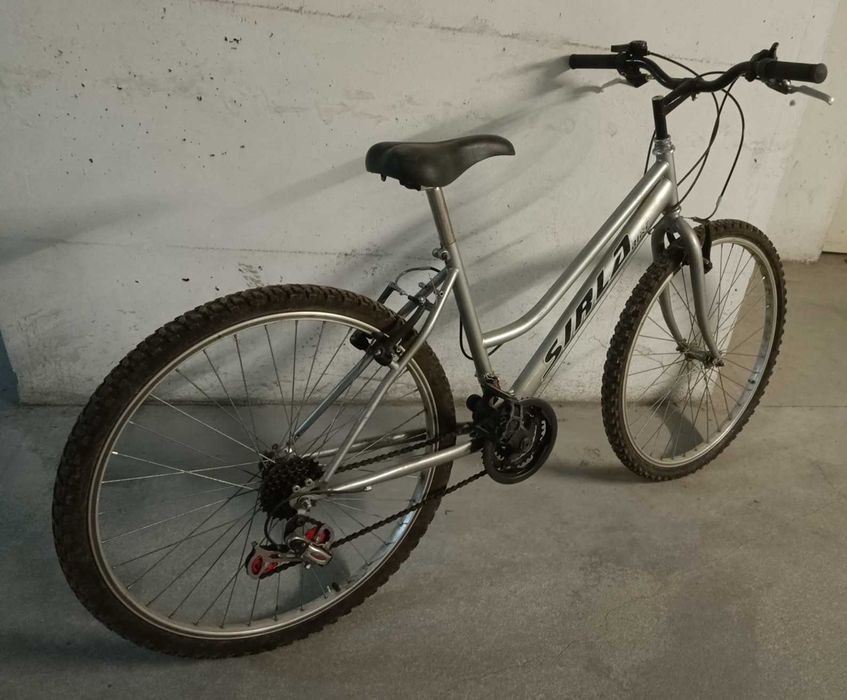 Bicicleta marca Sirla, de Sra estimada, pouco uso.